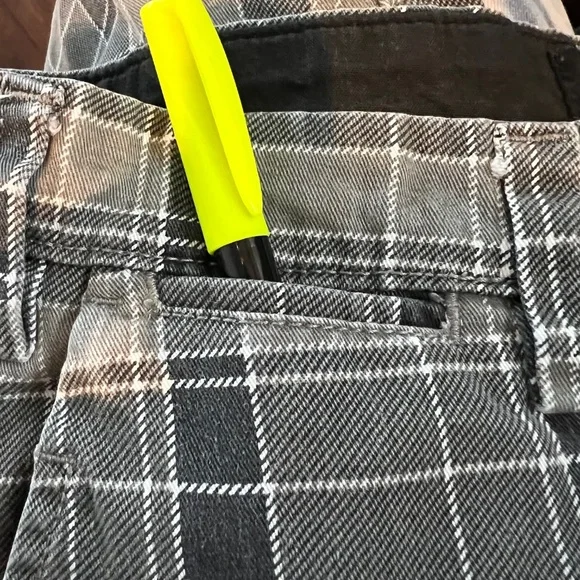 DC Gray, Black & White Plaid Checkered Men's Casual Shorts Sz 28 - Picture 9 of 9